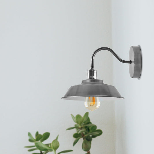 Robuste Wandlampe im Industrie-Design für Werkstätten