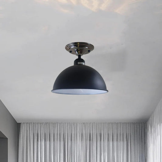 Schwarze Deckenlampe Küche, innen weiß, Metall-Dome.