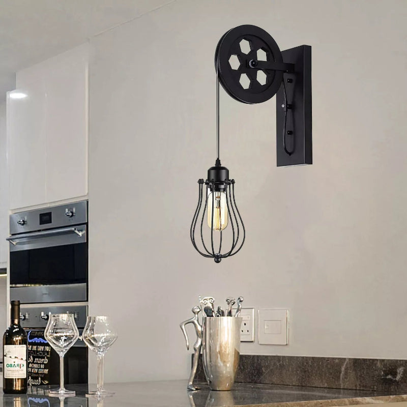 Künstlerische Lampe mit Riemenrad im industriellen Charme für moderne Wohnräume