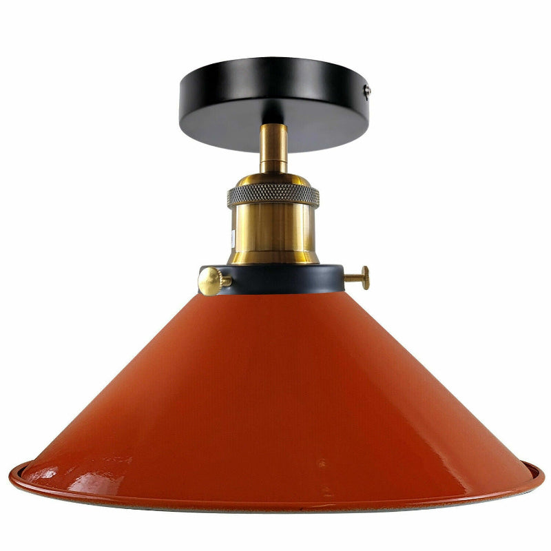 Moderne Deckenlampe aus Metall in einem stilvollen Wohnzimmer