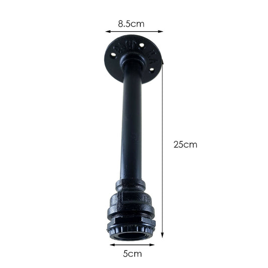 Elegante Hängeleuchte über dem Bett im Schlafzimmer.