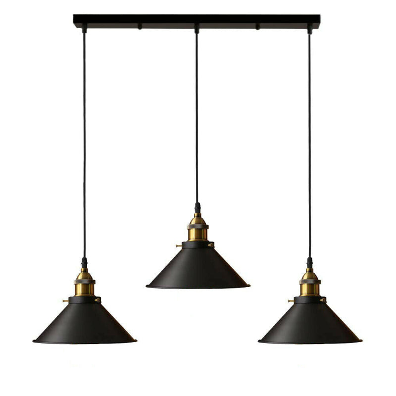 Dreiflammige, dimmbare Hängelampe mit schwarzen Metallschirmen im modernen Look