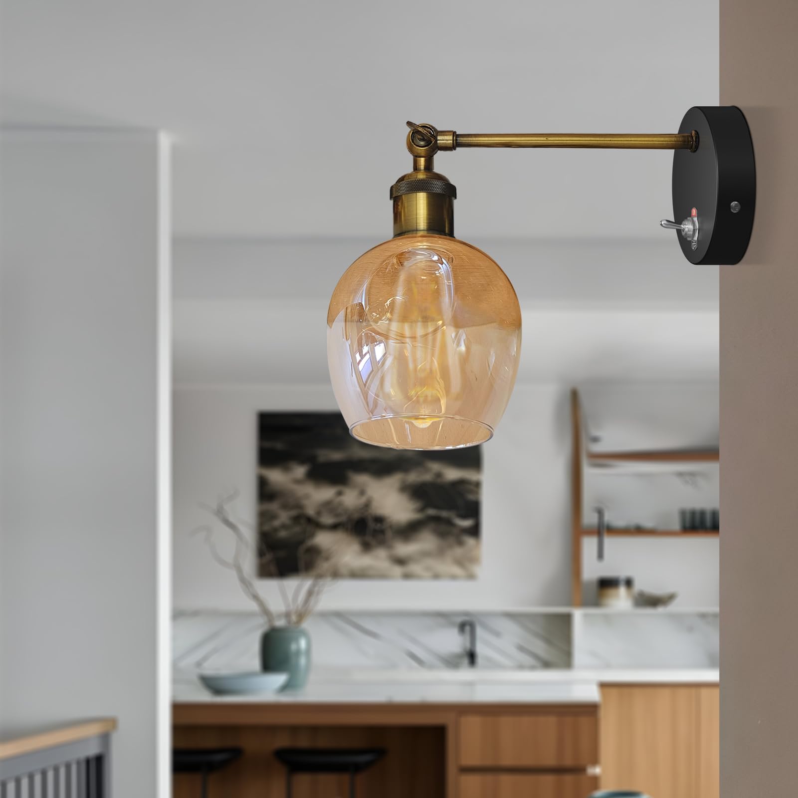 Vintage Messing Wandlampe mit verstellbarem Arm und weiß-braunem Lampenschirm, E27 Fassung, 60W für Innenräume, einfache Installation.