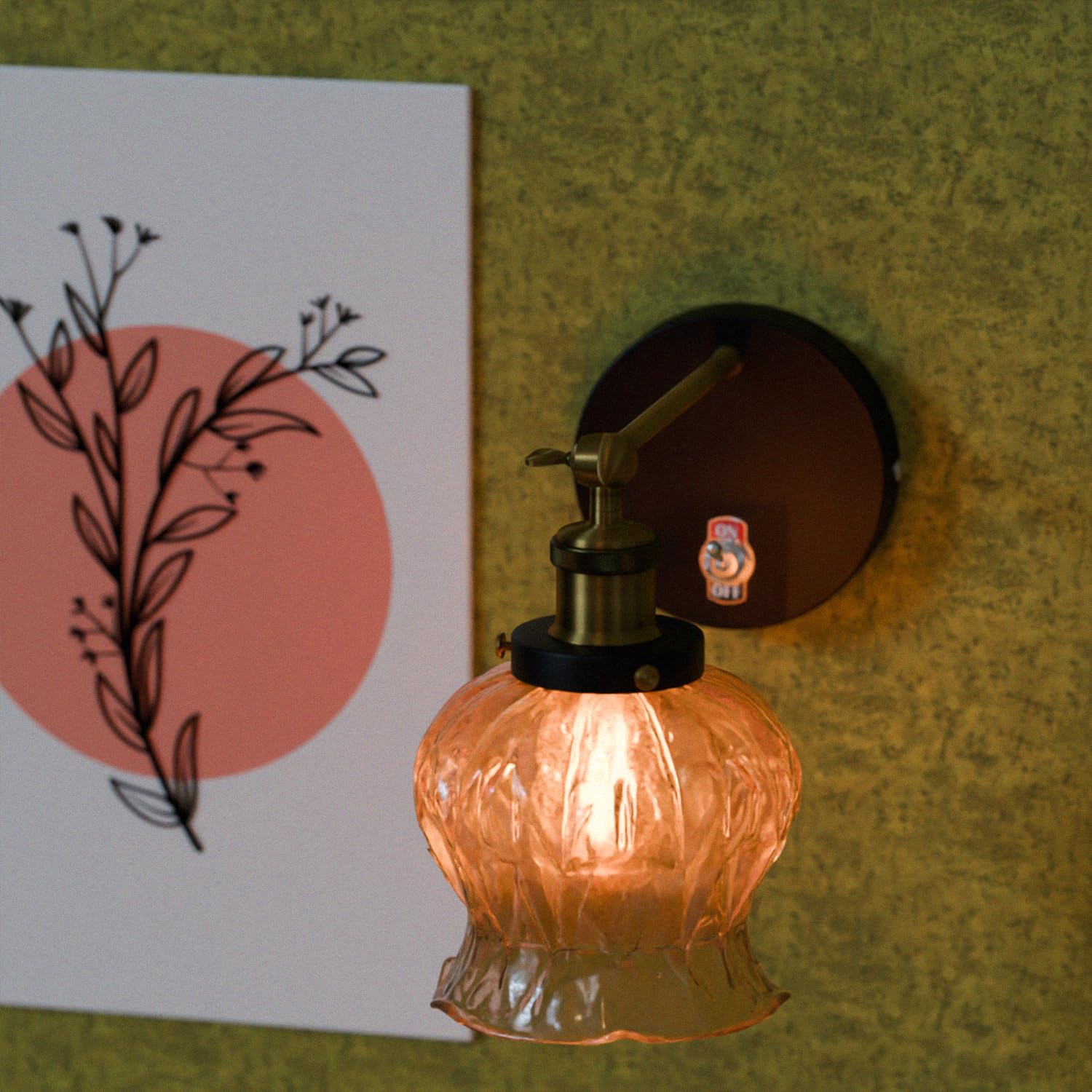 Vintage Messing Wandlampe mit verstellbarem Arm und weiß-braunem Lampenschirm, E27 Fassung, 60W für Innenräume, einfache Installation.