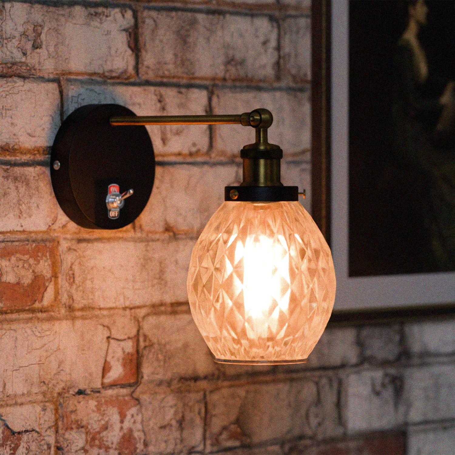 Vintage Messing Wandlampe mit verstellbarem Arm und weiß-braunem Lampenschirm, E27 Fassung, 60W für Innenräume, einfache Installation.