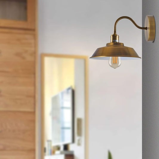 Messingfarbene Wandlampe im Industrial Look für Akzentbeleuchtung