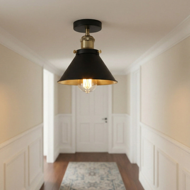 Schwarze Deckenleuchte mit goldener Innenseite für warmes Licht