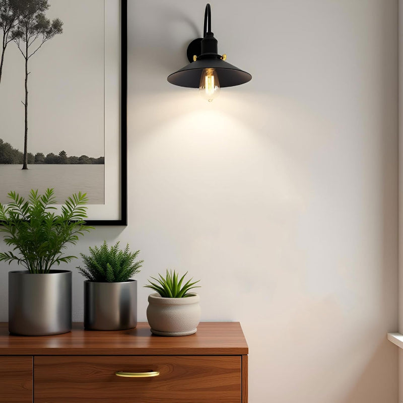 Schwarze Loft-Wandlampe mit dekorativer Rolle