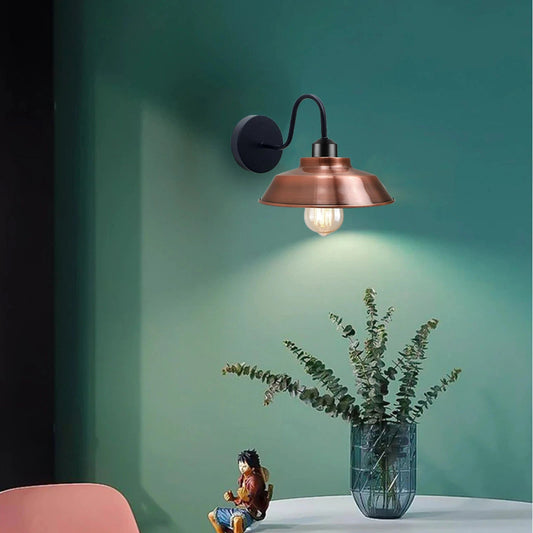  Wandlampe mit Metallschirm