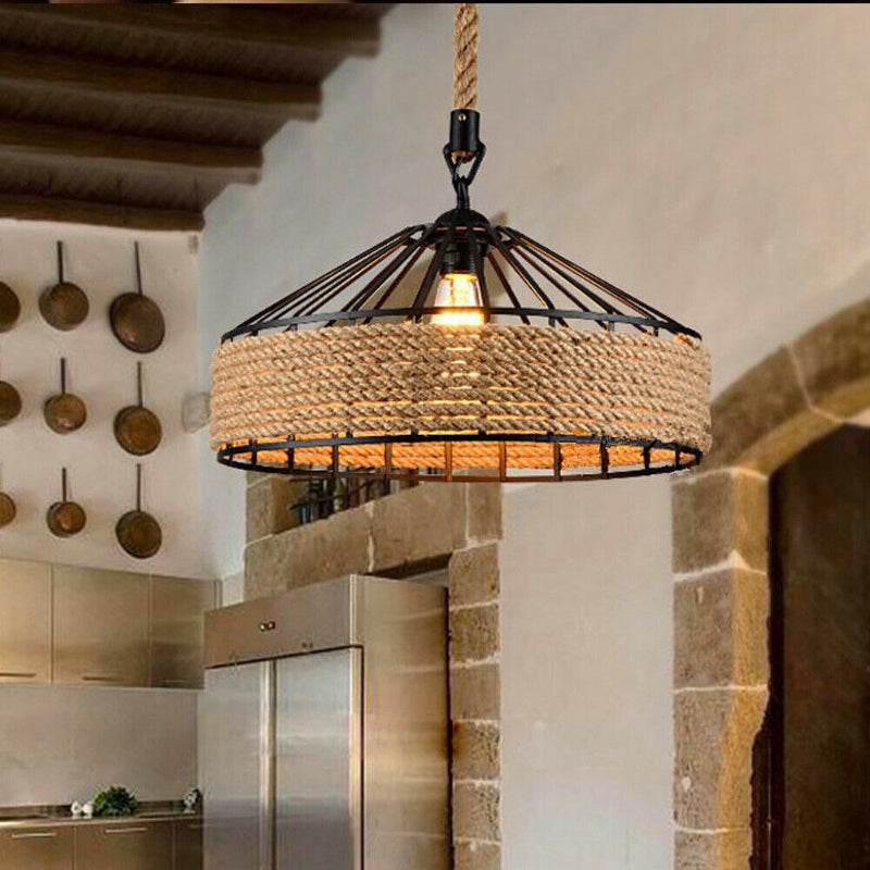 Schwarze Deckenlampe im Industrial-Stil mit Hanfseil und Eisen.

