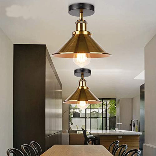 Montierte Deckenleuchte in French-Gold im modernen Wohnzimmer