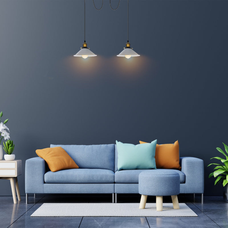 Weiße Deckenlampe mit zwei verstellbaren Köpfen, Metall-Kegelschirmen und E27-Fassung – funktional und elegant zugleich.