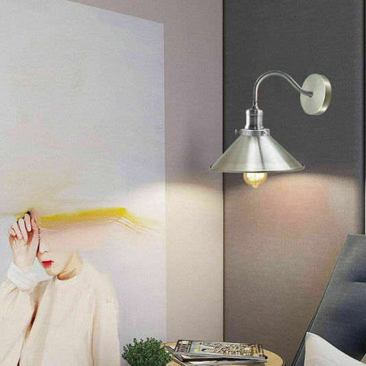 E27-Leselampe zur Wandmontage neben dem Bett im Schlafzimmer