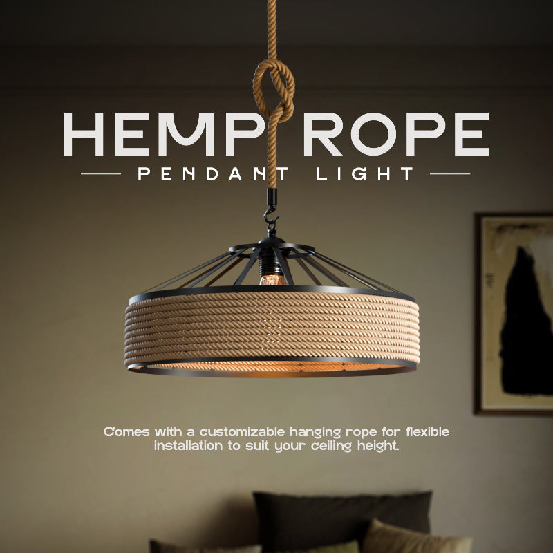 Esszimmerlampe mit Hanfseil-Aufhängung und Eisenkonstruktion in Schwarz.

