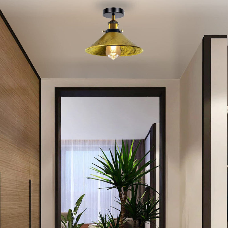Runde Flur-Deckenlampe mit Metallschirm in gebürsteter Optik und E27-Fassung