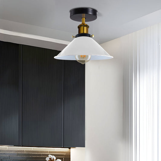 Hängende E27-Lampe in Weiß über einem Esstisch im Esszimmer