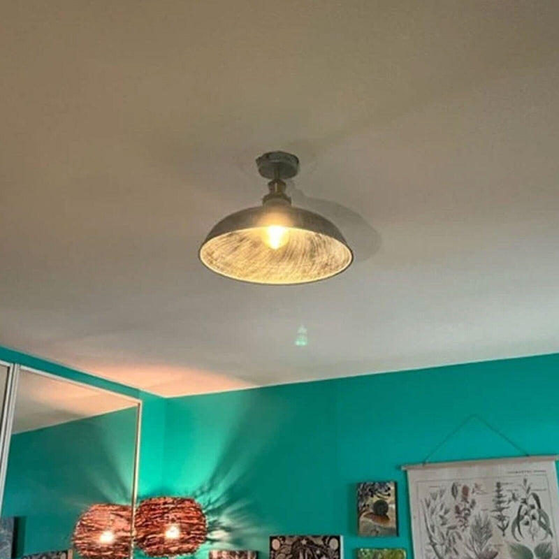 Hängelampe aus Kupfer und Metall mit 36 cm Schirmdurchmesser. Ideal für stilvolle Akzentbeleuchtung im Wohnzimmer. 
