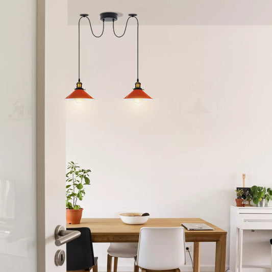 Moderne Hängelampe in Spinnenform mit zwei Köpfen, orange lackiertem Metall und E27-Sockeln – stilvoll und höhenverstellbar.

