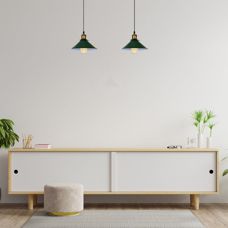 Hängeleuchte in Grün mit Kegelform, 2-flammig und E27-Fassung – moderne Metalllampe für Wohn- oder Kinderzimmer.