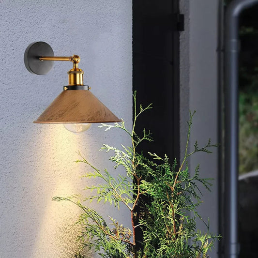 Moderne Wandlampe aus Metall für Innenräume mit E27-Fassung in gebürstetem Kupfer.