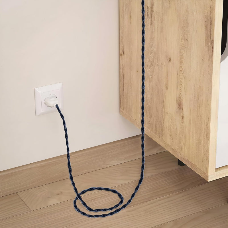 Installation einer Pendelleuchte mit schwarzem, gedrehten Textilkabel
