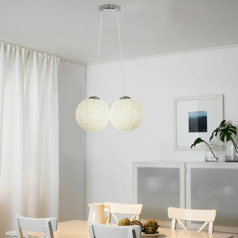 Weiße Pendelleuchte aus Rattan im modernen Design, ideal für jedes Zimmer.