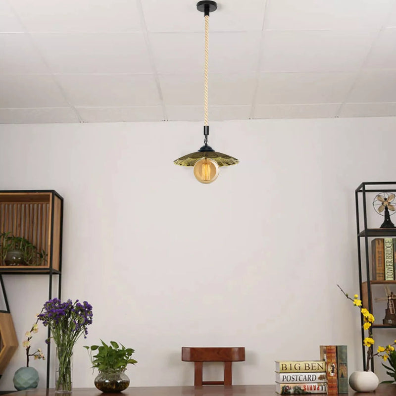Vintage Hängelampe mit Hanfseil und gebürstetem Messing – ideal für rustikale und elegante Räume