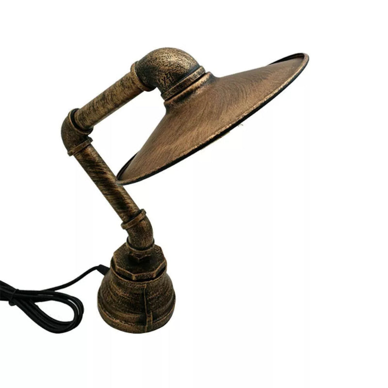 Designer Tischlampe in Kupferoptik, modern und stilvoll für gemütliche Wohnbereiche