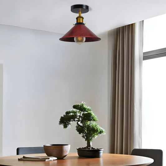 Rustikale Lampe im Industrial-Look mit Metallschirm in Rot