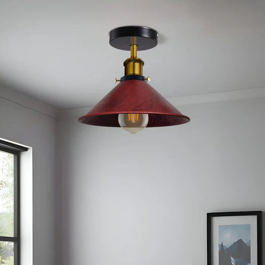 Rote Vintage-Deckenlampe über einem Esstisch im Retro-Stil