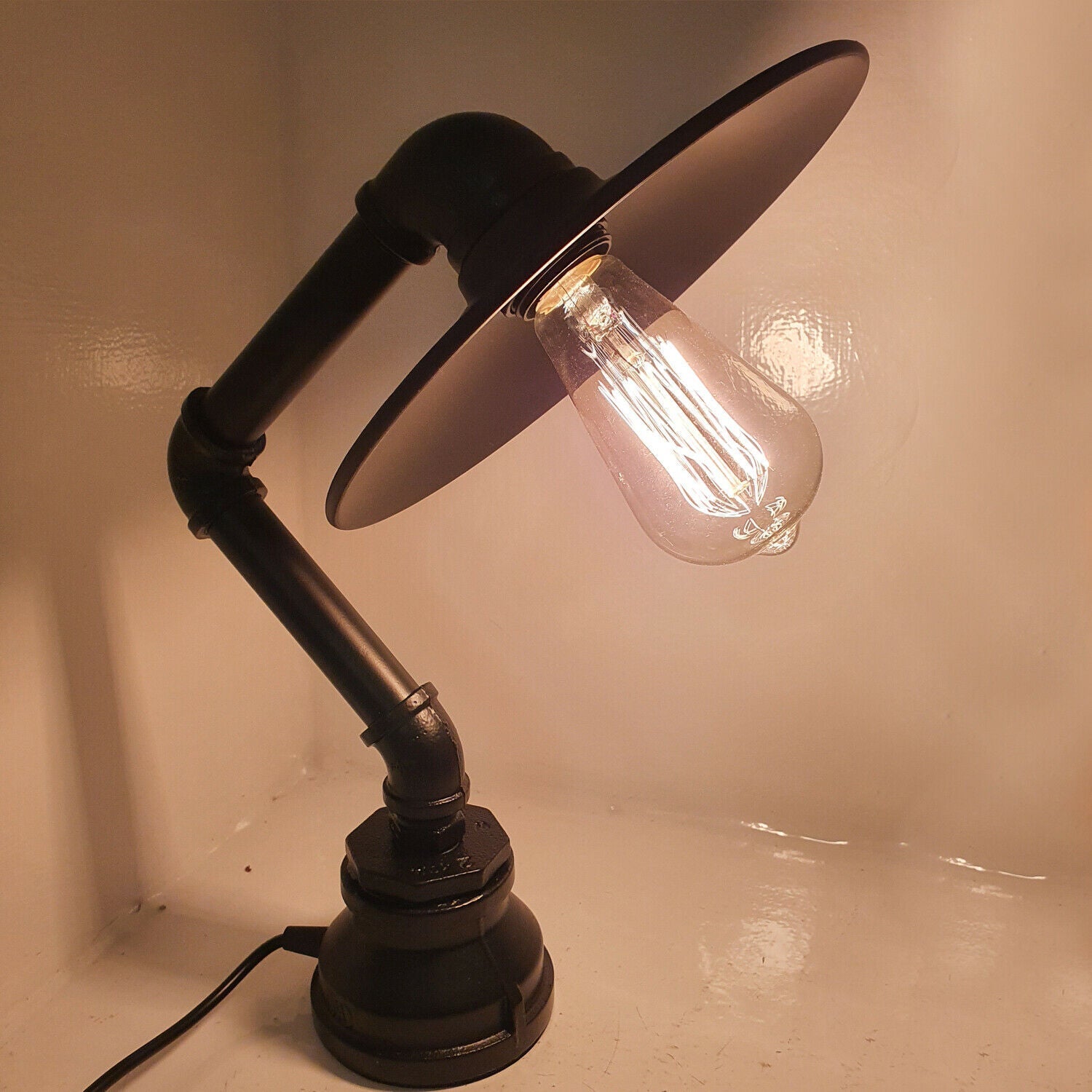 Moderne industrielle Retro-Stil-Stahlrohr-Schreibtisch-Tischlampe mit flachem Schirm LEDSone DE-16