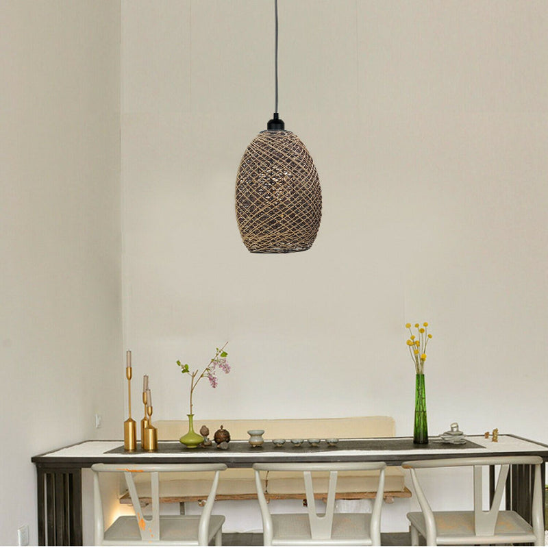Gemütliche Geflechtlampe aus Rattan im Schlafzimmer.
