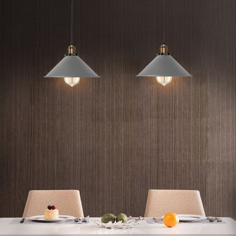 Pendelleuchte in Kegelform aus Metall mit E27-Fassung, ⌀22 cm, Höhe 17 cm, mit höhenverstellbarem Kabel in modernem Design