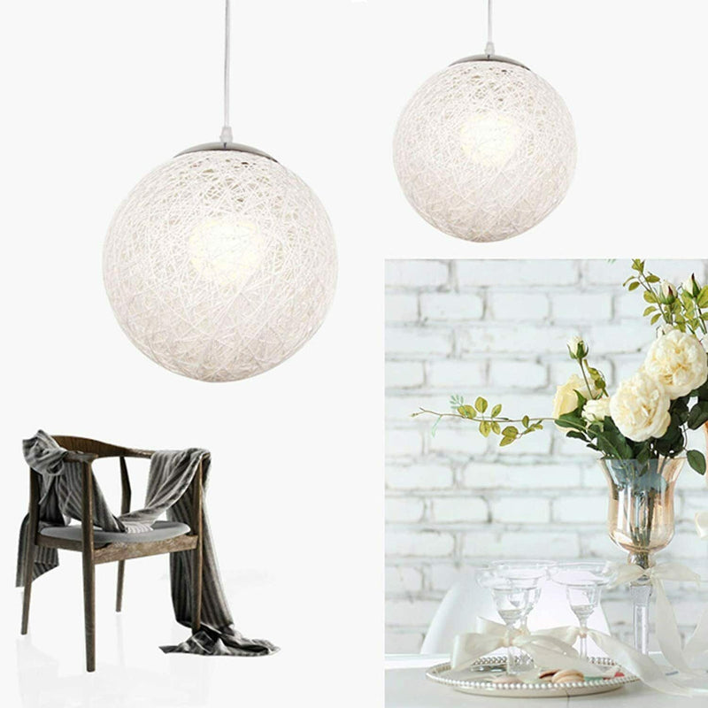 Moderne Pendelleuchte aus Rattan in Weiß, perfekt für Schlafzimmer und Küche.

