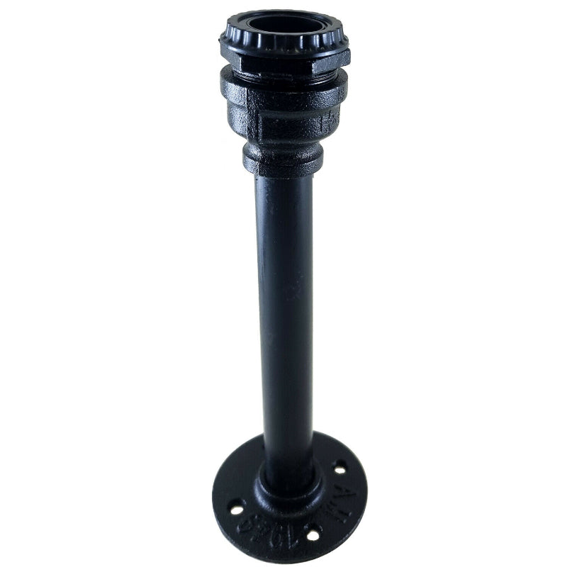 Schwarze Metall-Rohr Deckenlampe im Schlafzimmer. 