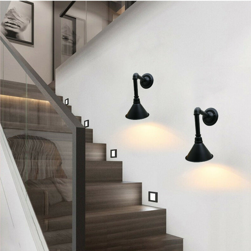 Robuste schwarze Wandlampe mit Metall-Schirm und klassischer E27-Fassung